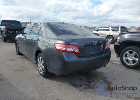 2010 Toyota Camry Le z USA, uszkodzony, nr VIN 4T4BF3EK3AR052480